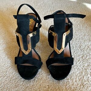 Vince Camuto Black and Gold Sandals Sz. 8.5